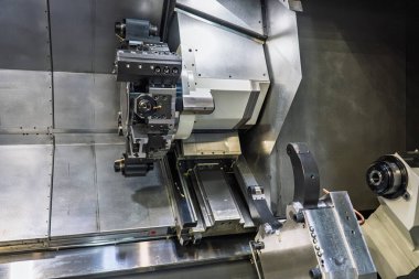 Cnc makinesi. CNC torna makinesi ya da dönme makinesi. Aletler ve Chuck ile sayısal kontrol makinesi çevirmek. Bir CNC makinesinin iç görüntüsü. CNC Torna İç mimarisi. 