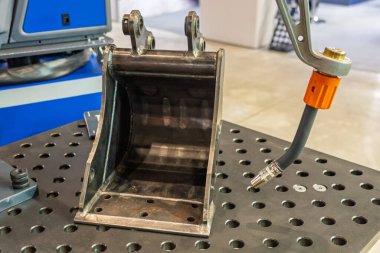 Robot çeliği kaynak yapar. Kaynak kafa. Kaynak robotu. CNC kaynaklama. Kaynak işleminin robotlaştırılması ve otomasyonu. Robot kaynak çeliği. Endüstriyel kaynak robotu ve metal parçalarıyla çalışıyor.