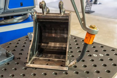 Robot çeliği kaynak yapar. Kaynak kafa. Kaynak robotu. CNC kaynaklama. Kaynak işleminin robotlaştırılması ve otomasyonu. Robot kaynak çeliği. Endüstriyel kaynak robotu ve metal parçalarıyla çalışıyor.