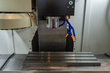 Döner masalı bir değirmen makinesi. Çoklu eksen CNC makinesi. Beş eksenli değirmen makineleri merkezi. CNC 5 eksen değirmen makinesinin içi. 