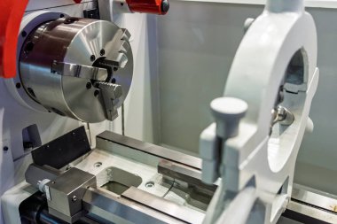 Cnc makinesi. CNC torna makinesi ya da dönme makinesi. Aletler ve Chuck ile sayısal kontrol makinesi çevirmek. Bir CNC makinesinin iç görüntüsü. CNC Torna İç mimarisi. 