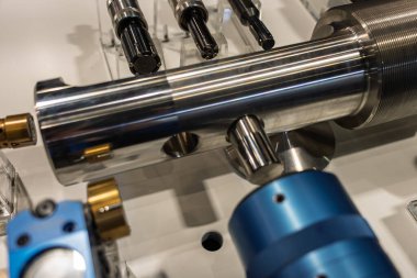 Profesyonel metal oluşumu ve CNC makineleri için yüzey kabartma araçları, torna ve değirmen makinelerinde kullanılan hassas ekipman şekillendirme, yumruklama ve endüstriyel materyal deformasyon süreçleri.