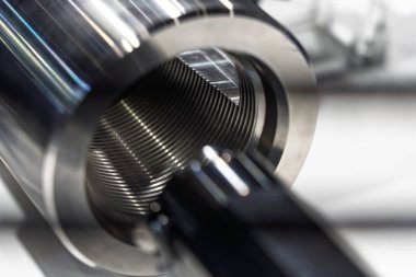 CNC makinesinin ipliği bitiyor. İplik yakma makinesi, dahili iplik bitirme.