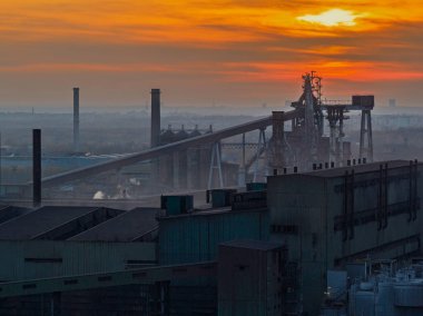 Endüstriyel çelik fabrikasının hava aracı görüntüsü, demir işi. Metalürjik bitki. Çelik fabrikası. Avrupa, Polonya, Dabrowa Gornicza 'da ağır sanayi. Bacalardan gelen hava kirliliği. Ekoloji ve çevre.