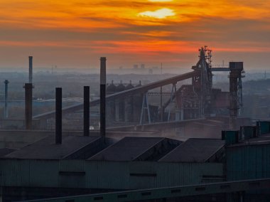 Endüstriyel çelik fabrikasının hava aracı görüntüsü, demir işi. Metalürjik bitki. Çelik fabrikası. Avrupa, Polonya, Dabrowa Gornicza 'da ağır sanayi. Bacalardan gelen hava kirliliği. Ekoloji ve çevre.