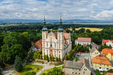 Yazın Otmuchow kasabası. Otmuchow panoraması insansız hava uçağından. Otmochow 'daki kale ve kilisenin insansız hava aracı görüntüsü. Nysa County, Opole Voyvoda, Polonya' da bir kasaba..
