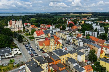 Yazın Otmuchow kasabası. Otmuchow panoraması insansız hava uçağından. Otmochow 'daki kale ve kilisenin insansız hava aracı görüntüsü. Nysa County, Opole Voyvoda, Polonya' da bir kasaba..