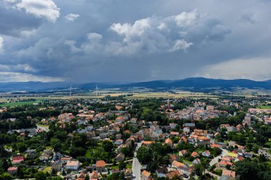 Paczkow 'un hava aracı görüntüsü. Paczkow kentsel komünü, Nysa eyaletinin Opole eyaletinde bir şehirdir. Paczkow şehri ve Paczkowski rezervuarının panoraması bir İHA uçuşundan. 