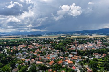 Paczkow 'un hava aracı görüntüsü. Paczkow kentsel komünü, Nysa eyaletinin Opole eyaletinde bir şehirdir. Paczkow şehri ve Paczkowski rezervuarının panoraması bir İHA uçuşundan. 