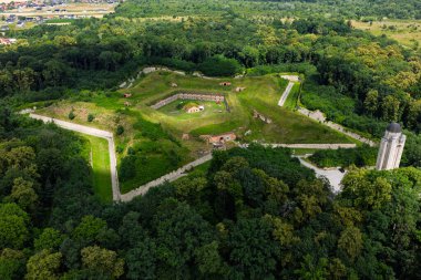 Nysa Stronghold 'un ilk modern savunma sistemlerinin insansız hava aracı görüntüsü. Fort Nysa 'da. Opole 'daki Prusya kalesi nysa. Prusya Kalesi, Nysa Klodzka nehrinin kuzey kıyısının tepelerinde kuruldu..