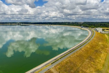 Nyskie Gölü 'nün hava aracı görüntüsü ve Opole bölgesi Polonya' daki doğa rezervi kıyı şeridi, sakin su yüzeyi, doğal sulak alanlar, yeşil ormanlar ve manzaralı manzaralar..