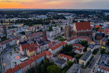 Nysa 'nın tarihi şehir meydanı ve kilisesi, Rönesans barok mimarisinde altın saat, kaldırım taşı pazarı, katedral kulesi, kırmızı çatılar..