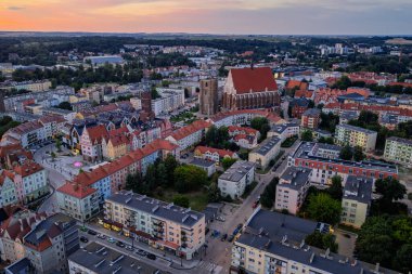 Nysa 'nın tarihi şehir meydanı ve kilisesi, Rönesans barok mimarisinde altın saat, kaldırım taşı pazarı, katedral kulesi, kırmızı çatılar..
