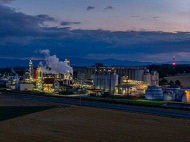 Metanol ve etanol fabrikasının hava aracı görüntüsü. Polonya, Nysa yakınlarında bulunan Bioagra Goswinowice Ethanol Üretim Tesisi. Mısır tanelerinden üretilen Polonyalı biyoetanol ve etanol üreticisi. 