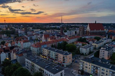 Nysa 'nın tarihi şehir meydanı ve kilisesi, Rönesans barok mimarisinde altın saat, kaldırım taşı pazarı, katedral kulesi, kırmızı çatılar..