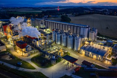 Metanol ve etanol fabrikasının hava aracı görüntüsü. Polonya, Nysa yakınlarında bulunan Bioagra Goswinowice Ethanol Üretim Tesisi. Mısır tanelerinden üretilen Polonyalı biyoetanol ve etanol üreticisi. 