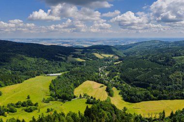 Ladek Zdroj şehrinin panoramik görüntüsü, Polonya 'nın Klodzko Vadisi manzarasında, yemyeşil ve Altın Dağlar' ın yuvarlanan tepeleriyle çevrili.. 