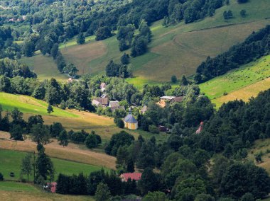 Ladek Zdroj şehrinin panoramik görüntüsü, Polonya 'nın Klodzko Vadisi manzarasında, yemyeşil ve Altın Dağlar' ın yuvarlanan tepeleriyle çevrili.. 