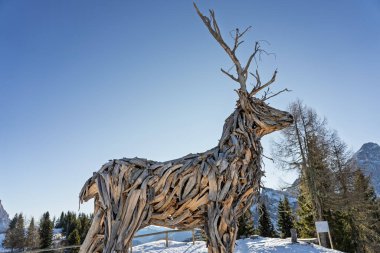 Fertazza 'nın tahta geyiğinin Selva di Cadore' daki hava aracı görüntüsü Val Fiorentina. Monte Fertazza 'nın tepesindeki görkemli, engebeli sanat eserleri, Civetta ve Pelmo Dağı arasında, Dolomitler, İtalya.
