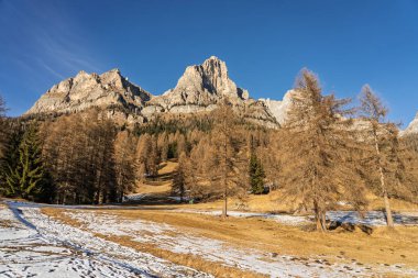 İtalya 'nın Civetta Dolomites dağlarının kışın panoramik manzarası. Dolomites, İtalya 'da kayak merkezi. Dolomite 'lar içinde kayak yamaçlarının ve dağların hava aracı görüntüsü. Monte Pelmo ve mont civetta zirveleri.