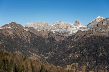 İtalya 'nın Civetta Dolomites dağlarının kışın panoramik manzarası. Dolomites, İtalya 'da kayak merkezi. Dolomite 'lar içinde kayak yamaçlarının ve dağların hava aracı görüntüsü. Monte Pelmo ve mont civetta zirveleri.
