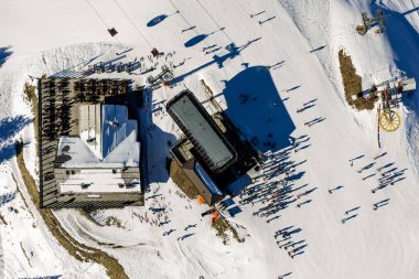 İtalya 'nın Civetta Dolomites dağlarının kışın panoramik manzarası. Dolomites, İtalya 'da kayak merkezi. Dolomite 'lar içinde kayak yamaçlarının ve dağların hava aracı görüntüsü. Monte Pelmo ve mont civetta zirveleri.