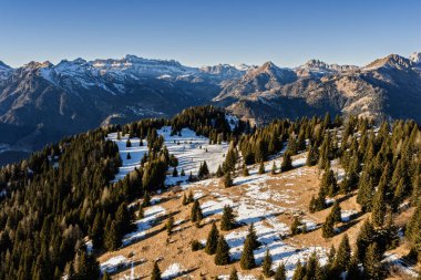 İtalya 'nın Civetta Dolomites dağlarının kışın panoramik manzarası. Dolomites, İtalya 'da kayak merkezi. Dolomite 'lar içinde kayak yamaçlarının ve dağların hava aracı görüntüsü. Monte Pelmo ve mont civetta zirveleri.