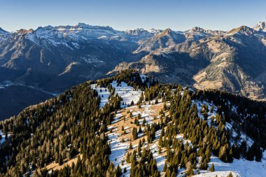 İtalya 'nın Civetta Dolomites dağlarının kışın panoramik manzarası. Dolomites, İtalya 'da kayak merkezi. Dolomite 'lar içinde kayak yamaçlarının ve dağların hava aracı görüntüsü. Monte Pelmo ve mont civetta zirveleri.