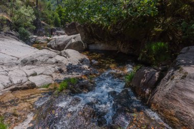 Vilar de Veiga, Geres, Portekiz - 2020-06-24 - Varzeas Şelalesi, Geres 'te, bahar boyunca