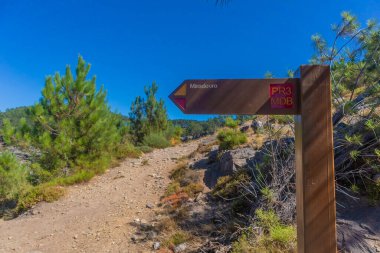 İzler için kırmızı ve sarı işaretler, Mondim de Basto, Vila Real