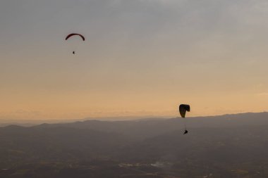 Güzel manzaralı dramatik paragliding ikilisi, Mondim de Basto