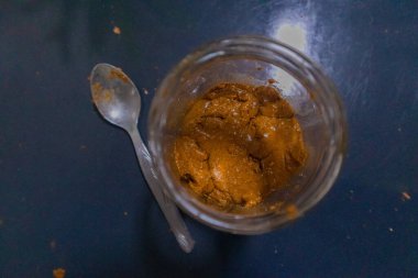 Badem ezmesi, cam bir kabın içinde kavrulmuş badem ezmesi ile yapılır.