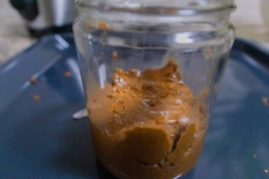 Badem ezmesi, cam bir kabın içinde kavrulmuş badem ezmesi ile yapılır.