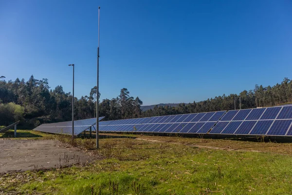 Bir Yaz Günü Fotovoltaik Panelli Çim Sahası — Stok fotoğraf