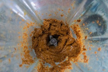 Badem ezmesi, cam bir kabın içinde kavrulmuş badem ezmesi ile yapılır.