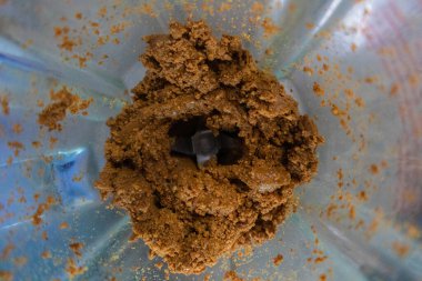 Badem ezmesi, cam bir kabın içinde kavrulmuş badem ezmesi ile yapılır.