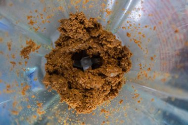 Badem ezmesi, cam bir kabın içinde kavrulmuş badem ezmesi ile yapılır.