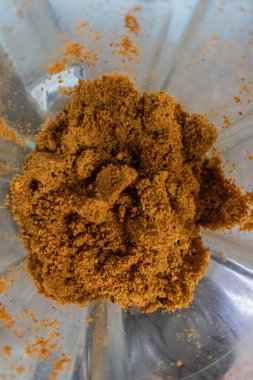 Badem ezmesi, cam bir kabın içinde kavrulmuş badem ezmesi ile yapılır.