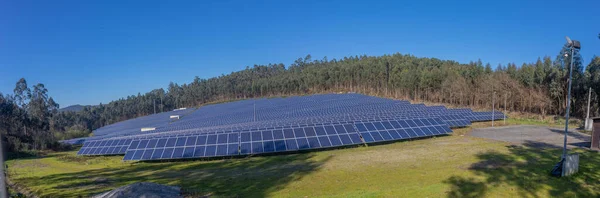 Bir Yaz Günü Fotovoltaik Panelli Çim Sahası — Stok fotoğraf