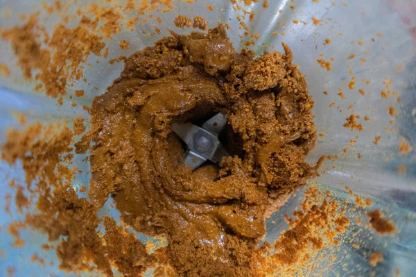 Badem ezmesi, cam bir kabın içinde kavrulmuş badem ezmesi ile yapılır.