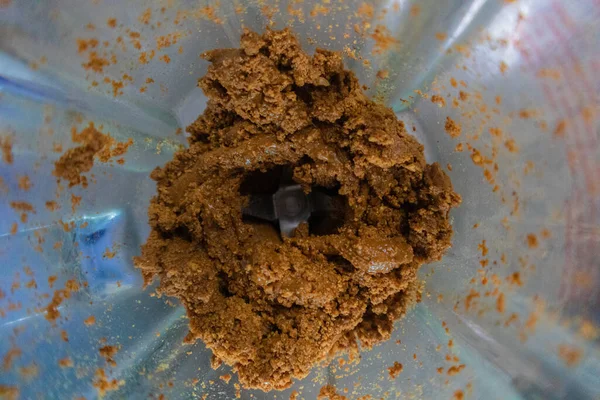 Badem ezmesi, cam bir kabın içinde kavrulmuş badem ezmesi ile yapılır.