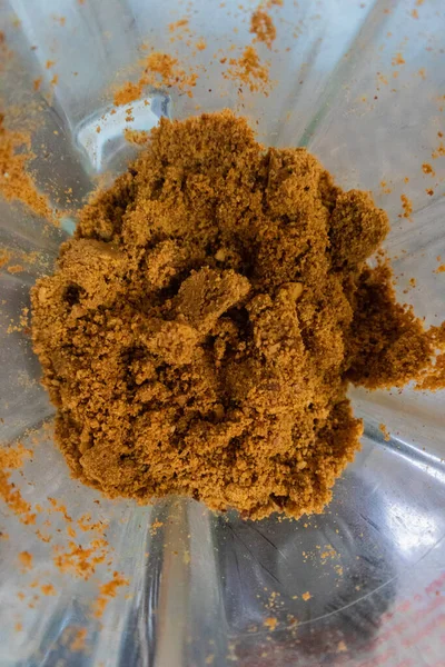 Badem ezmesi, cam bir kabın içinde kavrulmuş badem ezmesi ile yapılır.