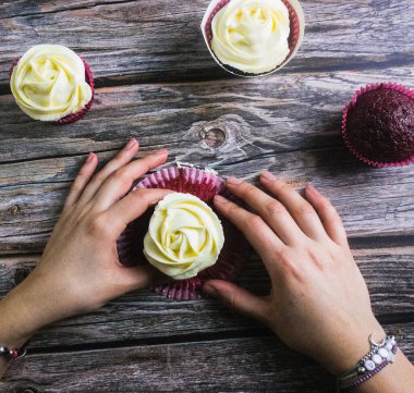 Zirve manzaralı gül biçimli kek. Elini kaldırmaya hazır ol..