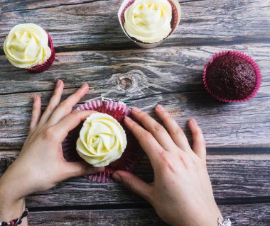 Zirve manzaralı gül biçimli kek. Elini kaldırmaya hazır ol..