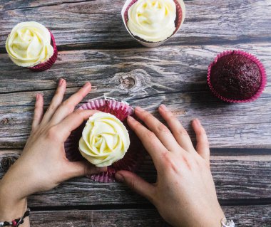 Zirve manzaralı gül biçimli kek. Elini kaldırmaya hazır ol..