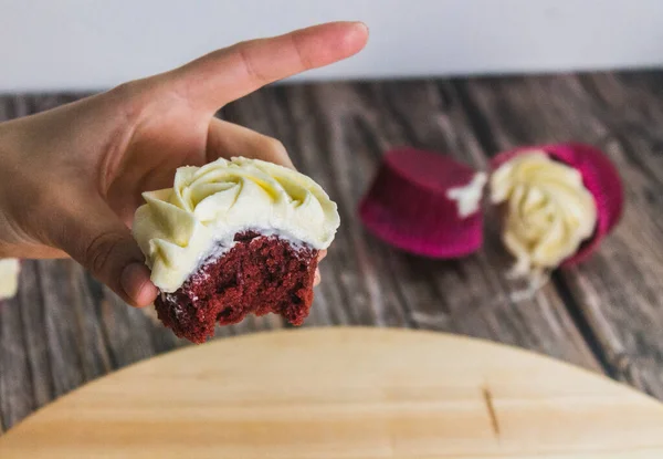 Çörek ısırılmış, arka planda kaza yapmış ve bir el..