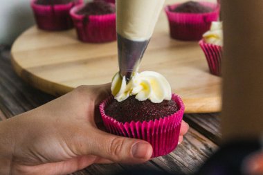 Pasta şefi çörekleri pasta torbasıyla dekore ediyor..