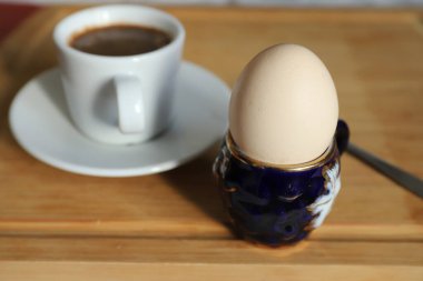 Yumurta ve kahveyle küçük bir kahvaltı.