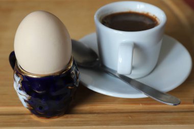 Yumurta ve kahveyle küçük bir kahvaltı.