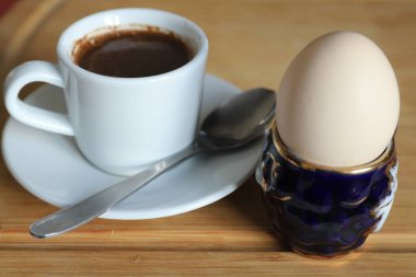Yumurta ve kahveyle küçük bir kahvaltı.